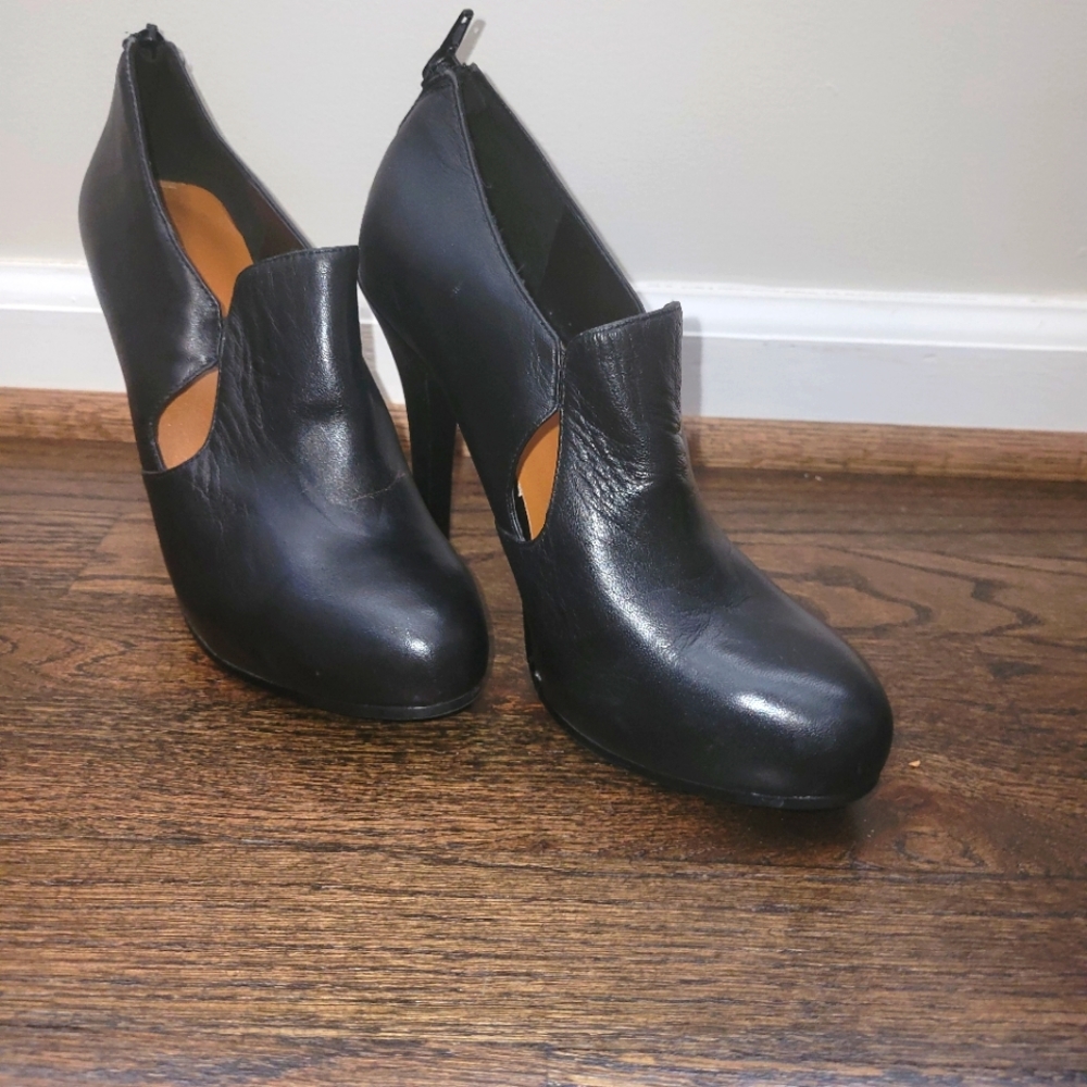 Black leather Nine West booties